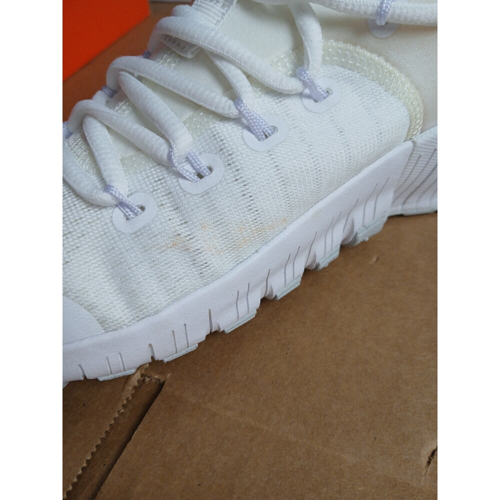 USED Nike Women's Free Metcon 6 Sneaker, White/Platinum Tint, 6.5 - Picture 3 of 4